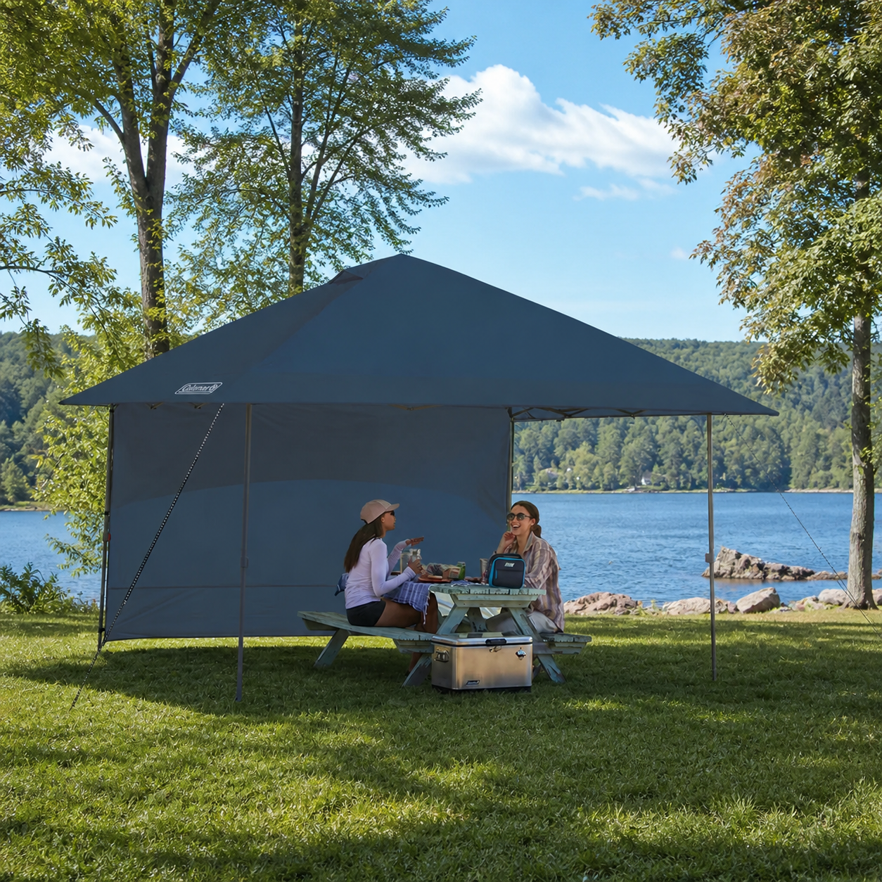 Coleman — Abri Oasis 13 pi × 13 pi avec mur d’ombrage — image générale en contexte