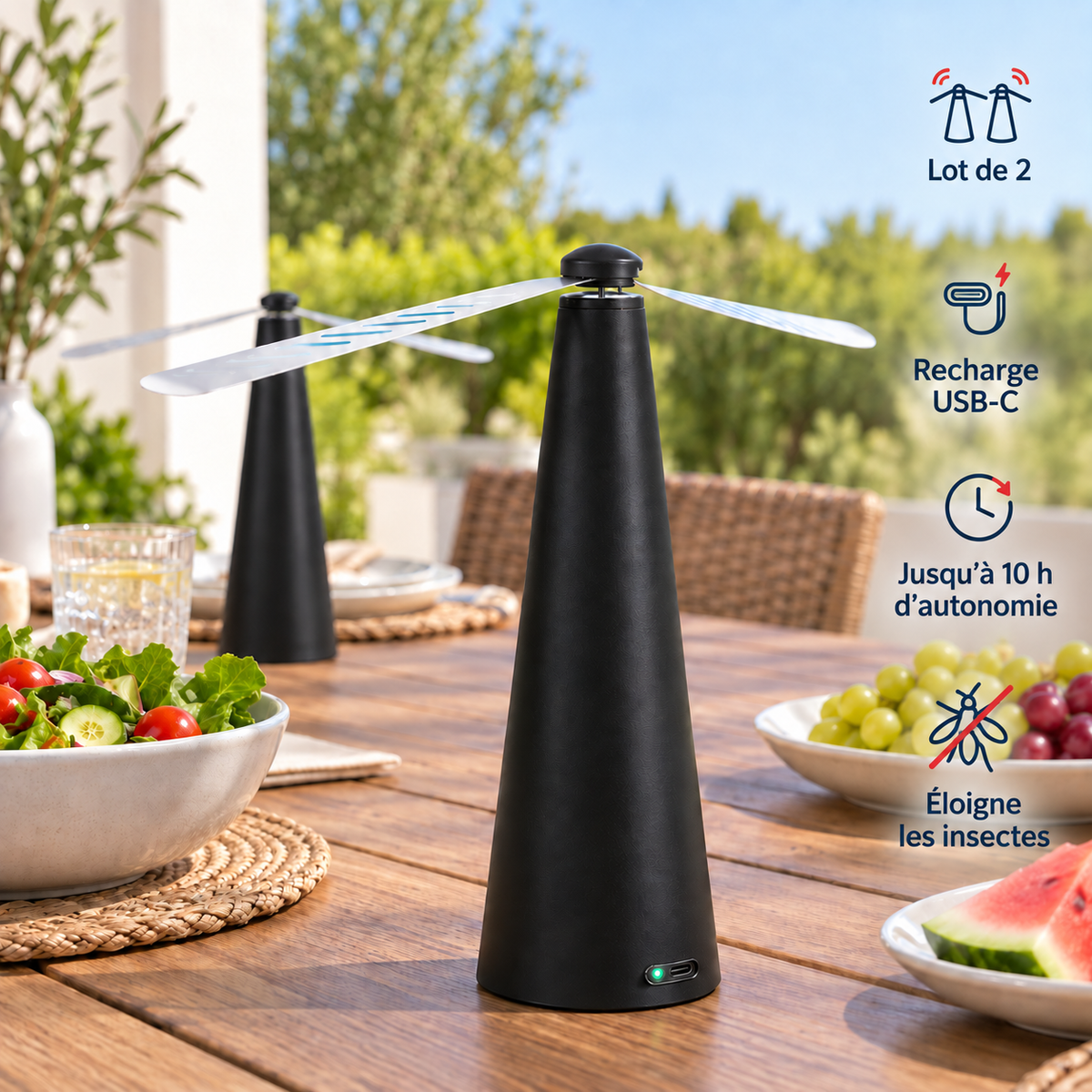 Elements — Deux ventilateurs anti-insectes noirs sur une table de patio