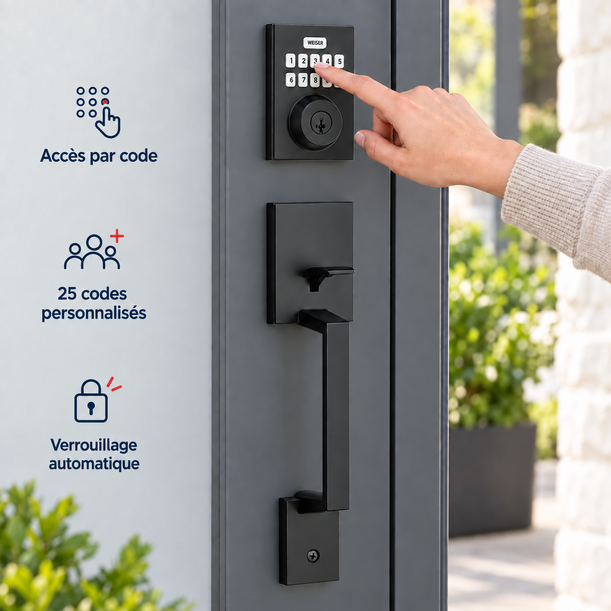 Serrure électronique et poignée Weiser noir mat installées sur une porte moderne