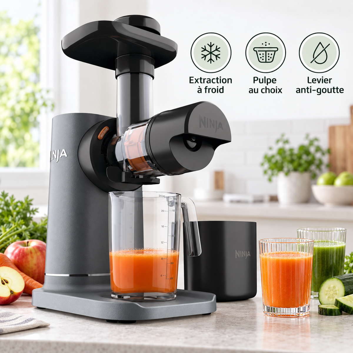 Extracteur de jus Ninja NeverClog sur un comptoir avec fruits et jus frais
