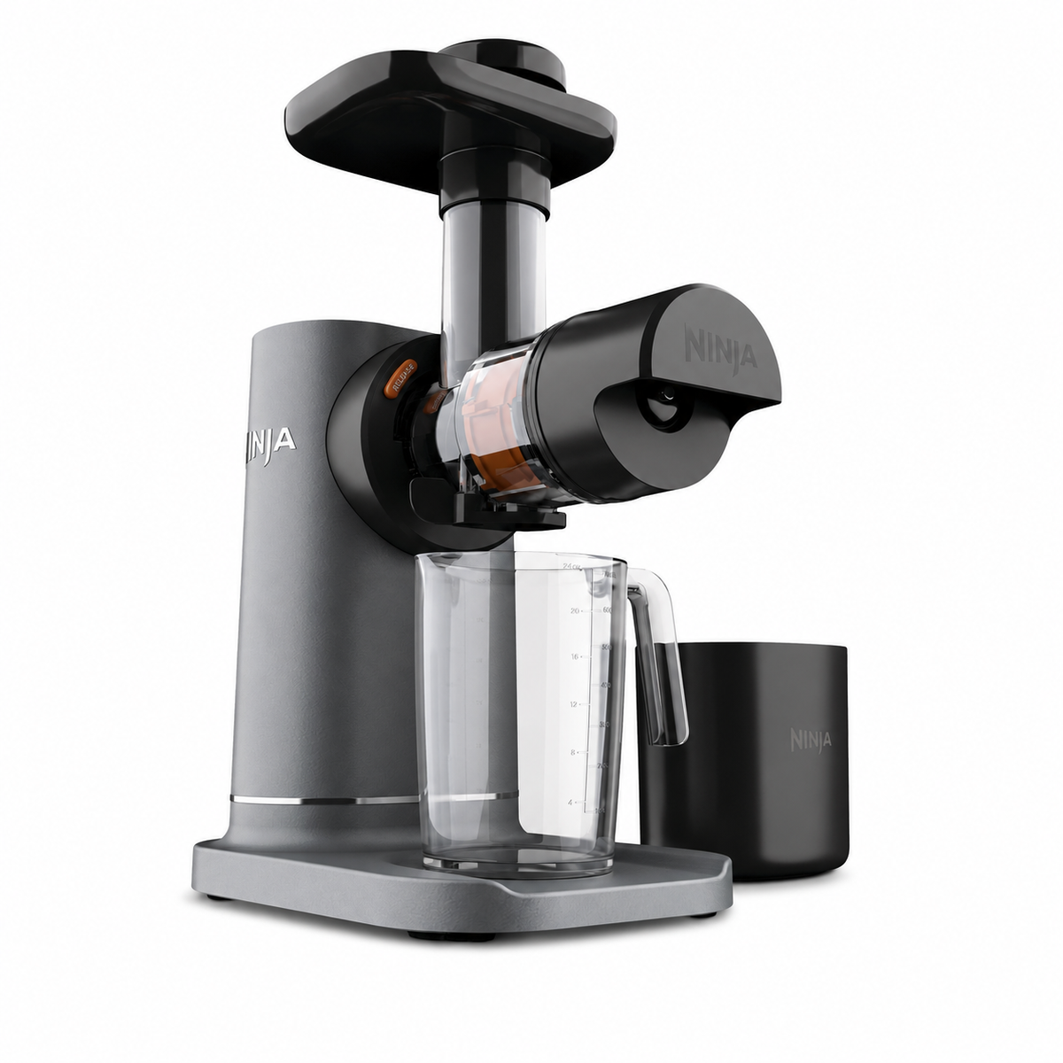Extracteur de jus à froid Ninja NeverClog avec récipients sur fond blanc
