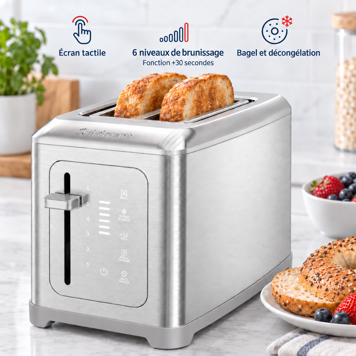 Grille-pain tactile Cuisinart en acier inoxydable sur un comptoir de cuisine