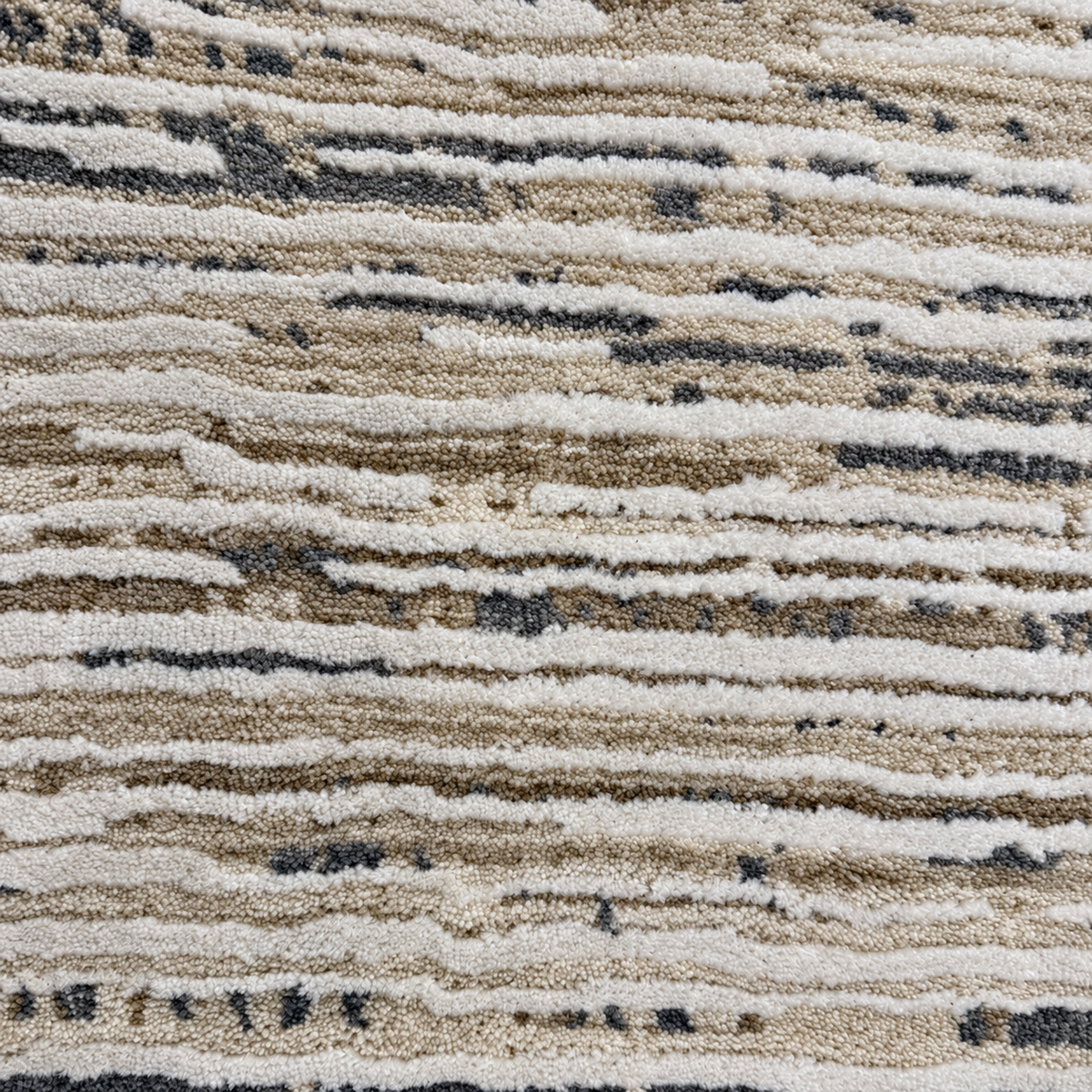 Calvin Klein Atlas — détail du velours en relief et des lignes ivoire, beige et grises